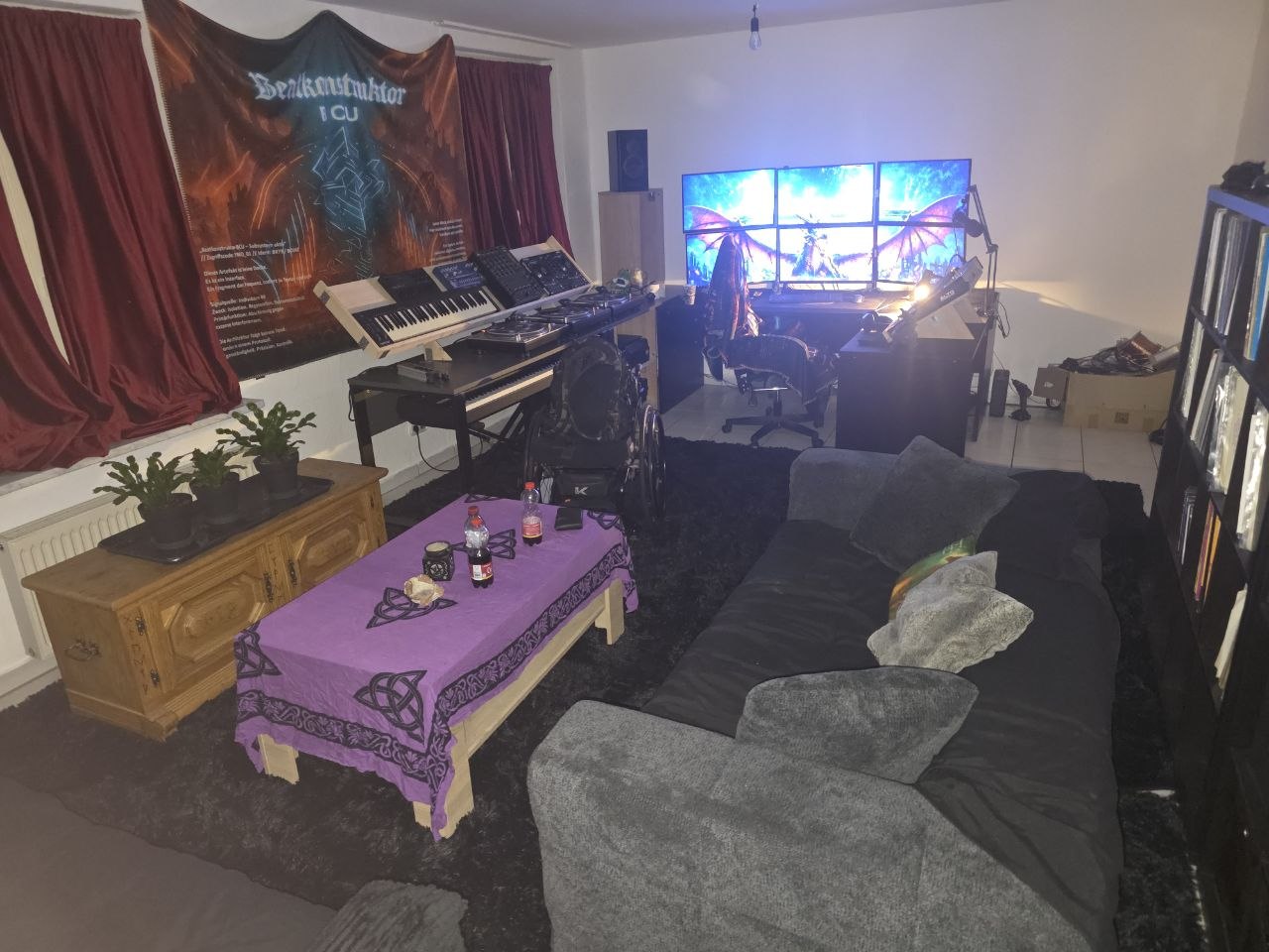 Reale BK-Kommandozentrale mit sechs Monitoren, Musikinstrumenten und Studioequipment.